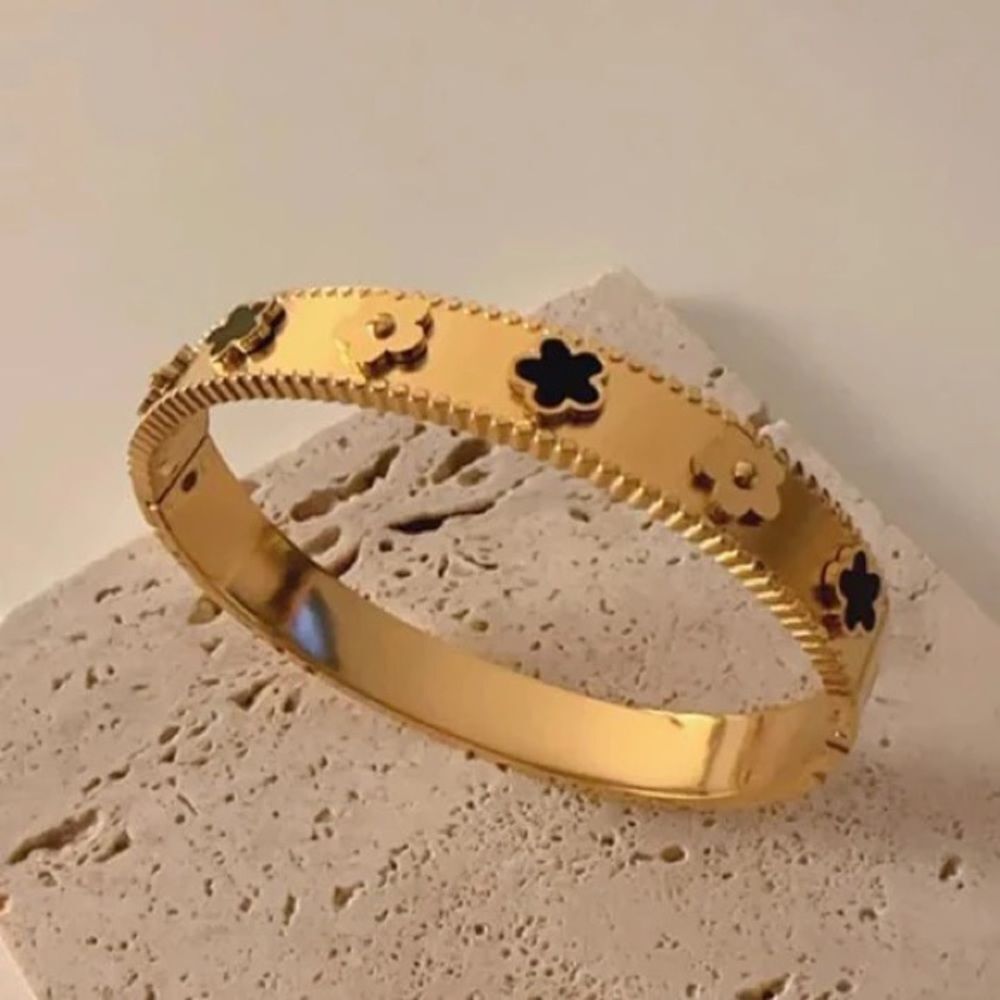 Black flower Bracelet Q465